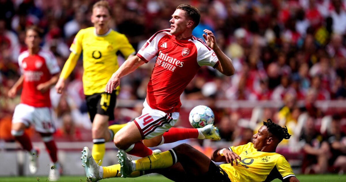 Dortmunds Filippo Mane im Zweikampf mit Viktor Gyökeres von Arsenal.