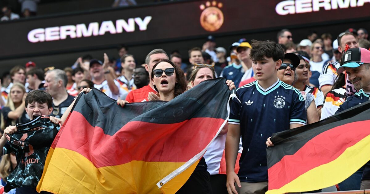 Dürfen in der Nations League wieder auf Stehplätze: Fans der deutschen Nationalmannschaft. (Archiv)