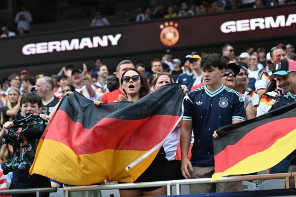 Dürfen in der Nations League wieder auf Stehplätze: Fans der deutschen Nationalmannschaft. (Archiv)