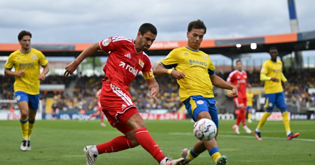 Rani Khedira von Union Berlin (l) und Max Marie von Eintracht Braunschweig im Zweikampf.