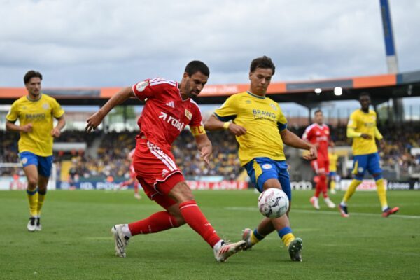 Rani Khedira von Union Berlin (l) und Max Marie von Eintracht Braunschweig im Zweikampf.