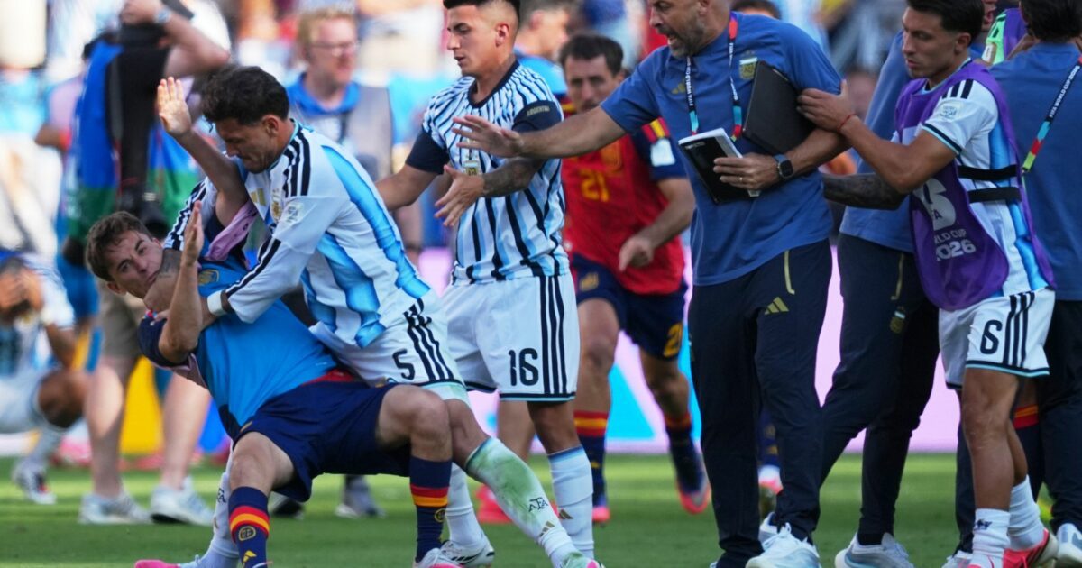 Gavi (l) und Leandro Paredes (2.v.l.) gerieten nach dem WM-Finale aneinander. (Archivbild)