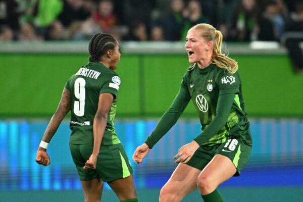 Camilla Küver (r) traf zum 2:0 für den VfL Wolfsburg. (Archivbild)