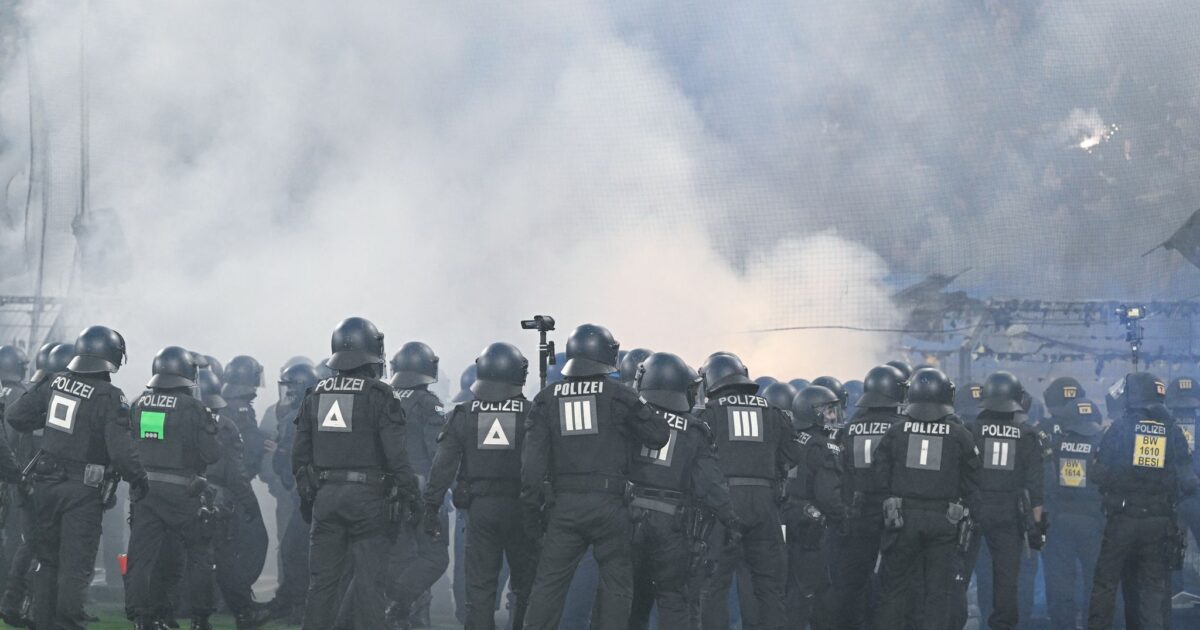 Mussten eingreifen: Polizisten stürmten auch den Mannheimer Block.