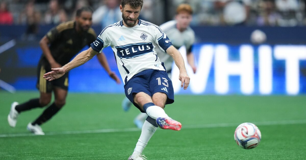 Thomas Müller trifft für Vancouver vom Punkt.