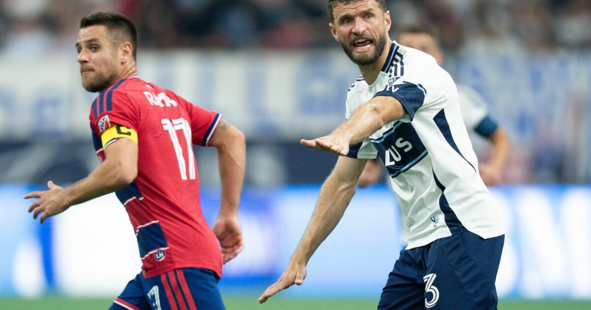 Thomas Müller (r) feierte mit den Vancouver Whitecaps einen 5:0-Erfolg gegen Dallas.