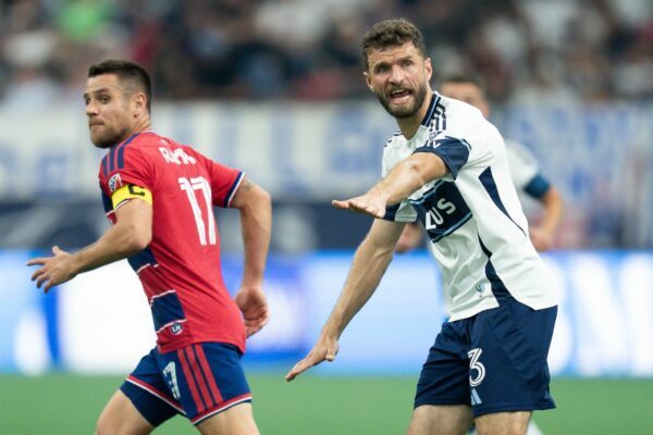 Thomas Müller (r) feierte mit den Vancouver Whitecaps einen 5:0-Erfolg gegen Dallas.