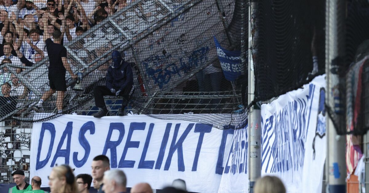 Weil ein Banner der Hertha-Anhänger ein Fluchttor im Bochumer Ruhrstadion verdeckte