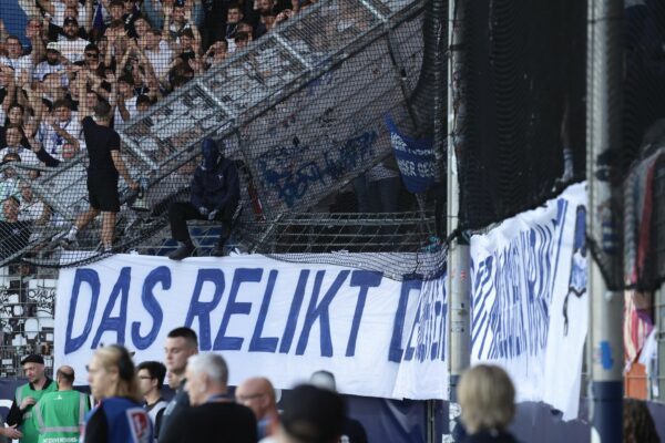 Weil ein Banner der Hertha-Anhänger ein Fluchttor im Bochumer Ruhrstadion verdeckte
