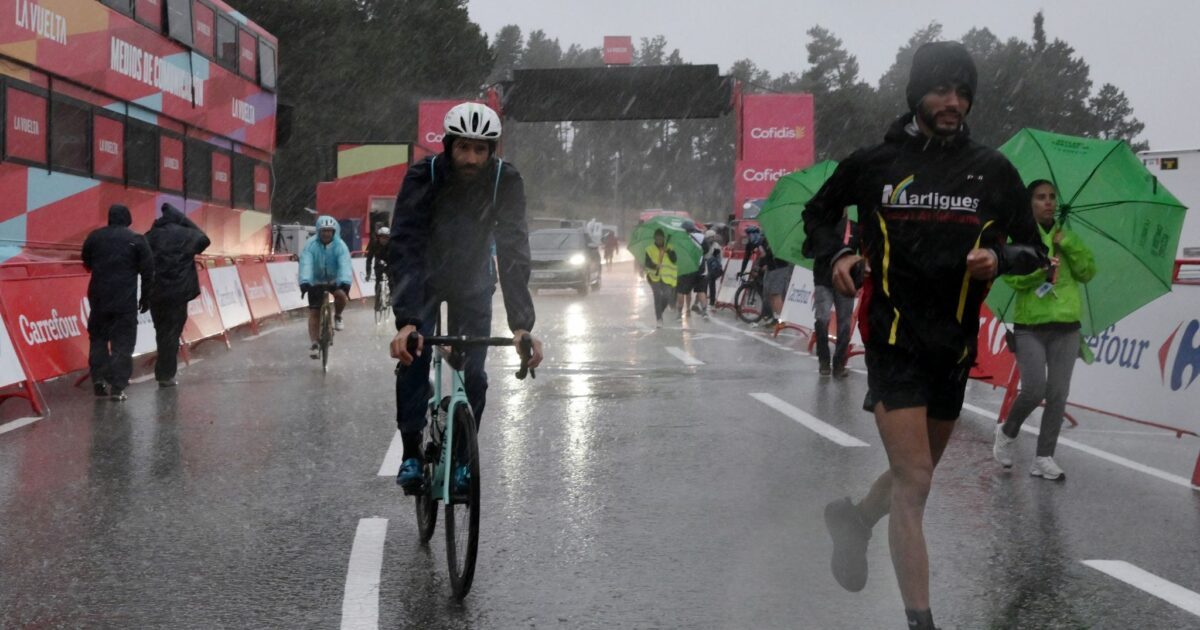 Die dritte Etappe der Vuelta ist am Schlussanstieg wegen eines heftigen Unwetters abgebrochen worden.