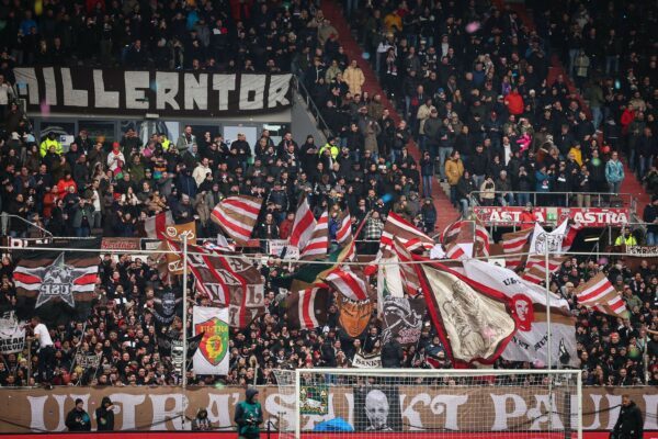 Die Ultra-Gruppe des FC St. Pauli bei einem Spiel im Millerntor-Stadion (Archivbild).