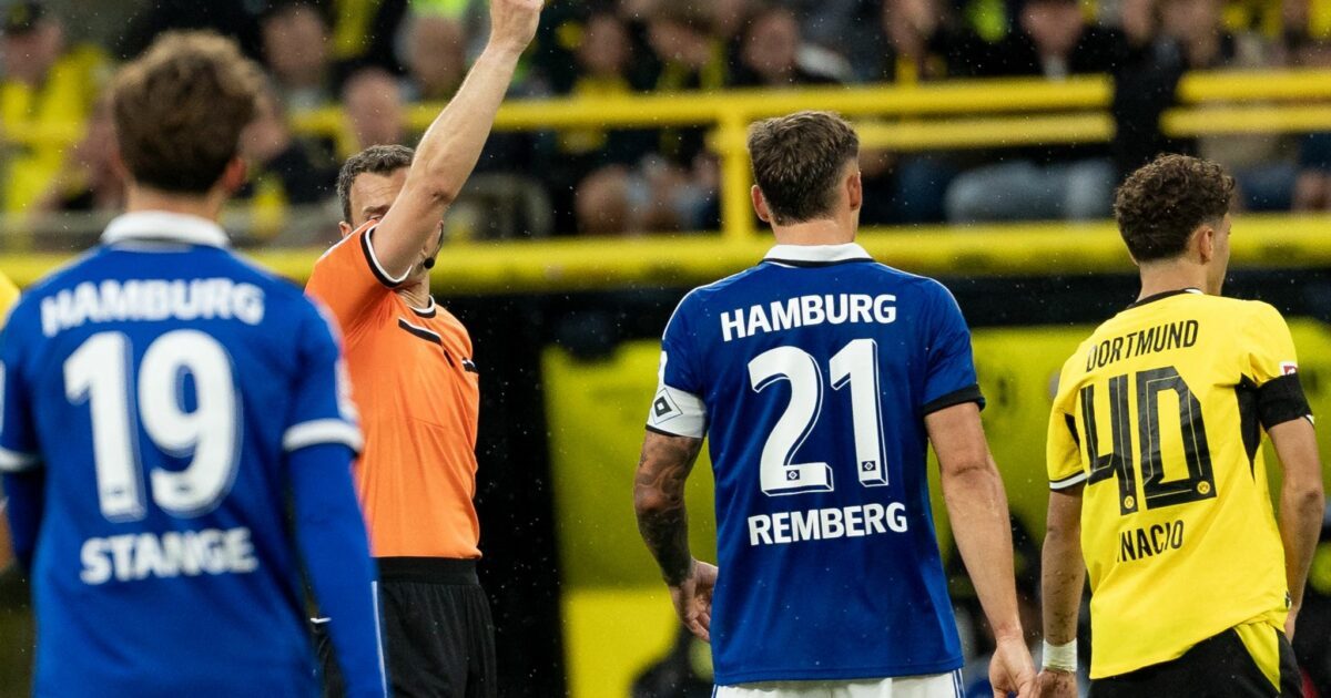 Dortmunds Samuele Inácio sieht eine schnelle Rote Karte gegen den HSV.