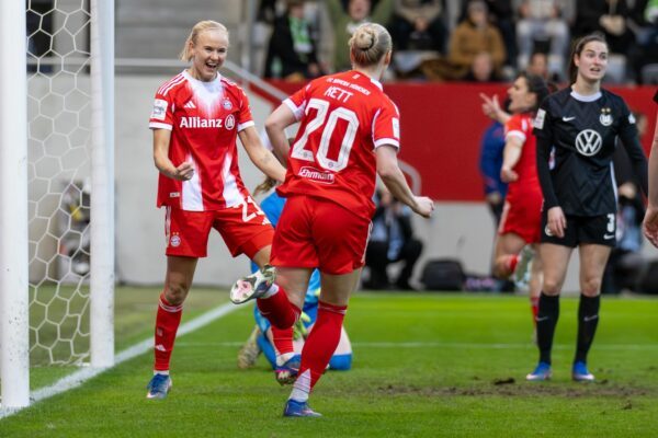Bayern-Ass Pernille Harder (l.): wieder Jubel gegen Wolfsburg? (Archivbild)