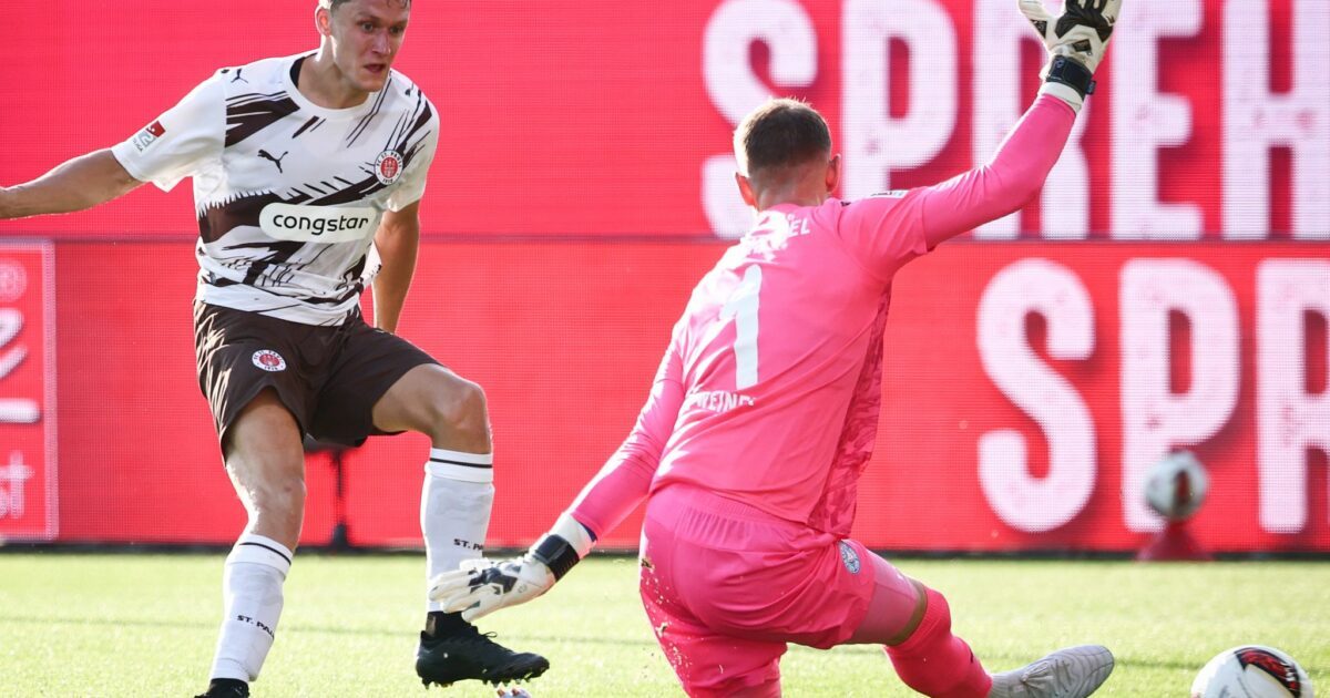 Martijn Kaars überwindet Kiels Keeper Timon Weiner zum 1:0 für den FC St. Pauli.