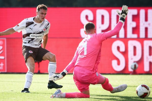 Martijn Kaars überwindet Kiels Keeper Timon Weiner zum 1:0 für den FC St. Pauli.