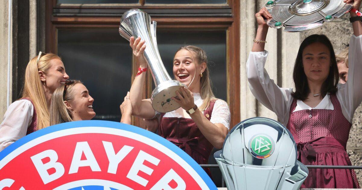 Klara Bühl (2.v.r.): Nächste Trophäe für die Bayern-Frauen? (Archivbild)