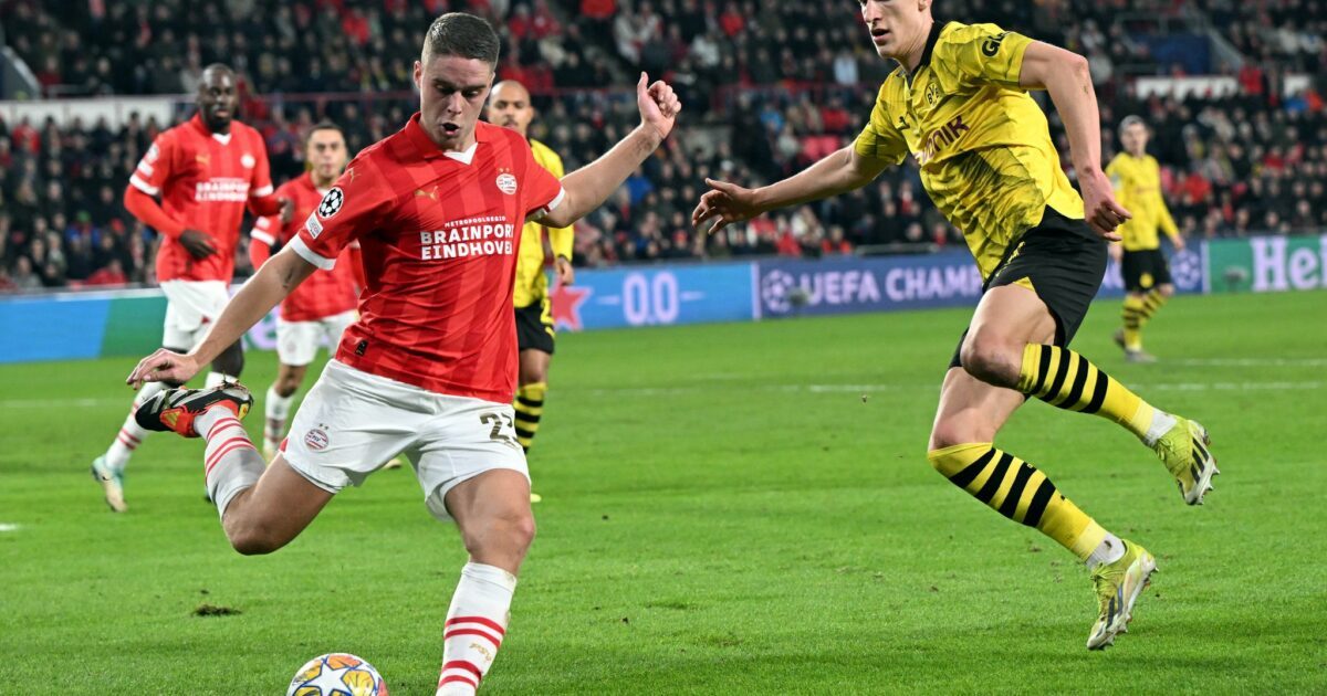 Der zentrale Mittelfeldspieler Joey Veerman (l) schließt sich Borussia Dortmund an. (Archivbild)