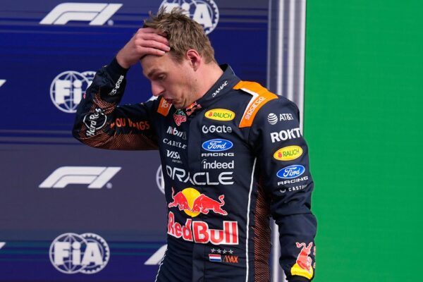 Kein guter Tag für Max Verstappen: Er scheidet nach einem heftigen Crash aus.