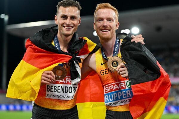 Karl Bebendorf (l) und Frederik Ruppert wollen auch weiter erfolgreich über die Hindernisse laufen.