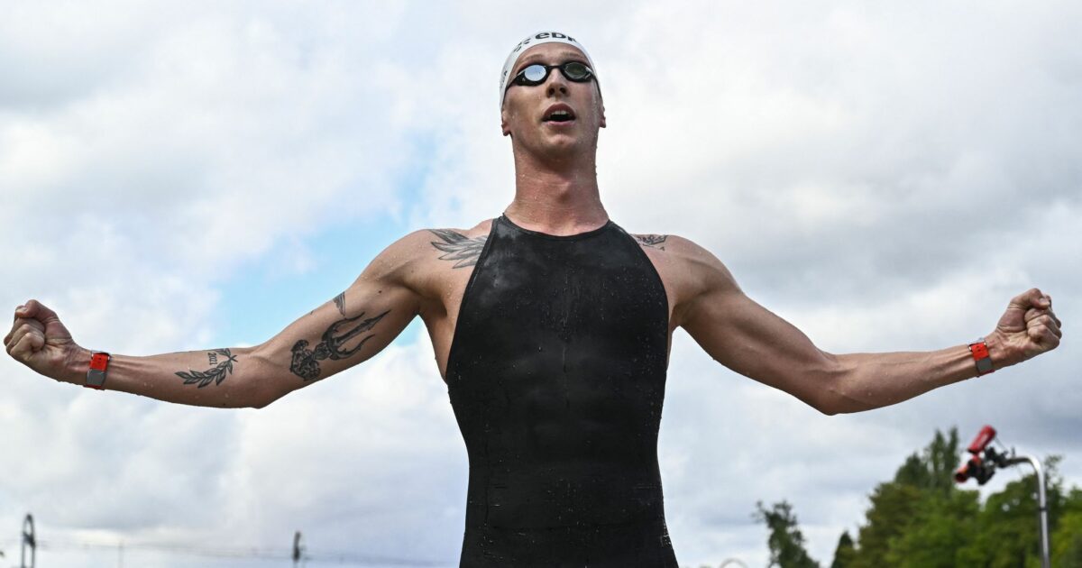 Florian Wellbrock feiert seinen zweiten EM-Titel im Freiwasserschwimmen.