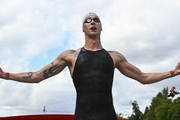 Florian Wellbrock feiert seinen zweiten EM-Titel im Freiwasserschwimmen.