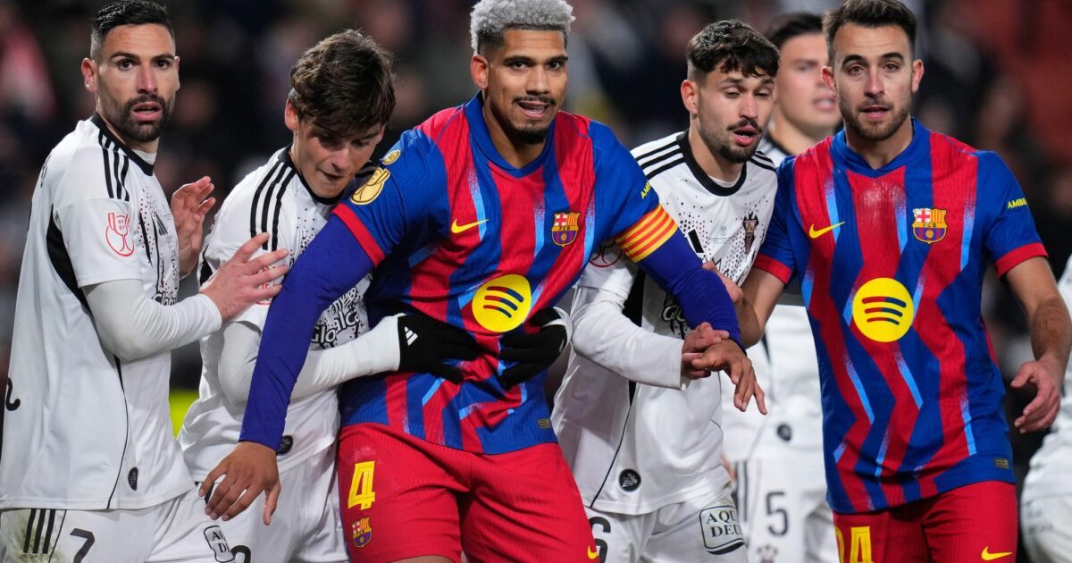Wechselt nach Liverpool: Barcelonas bisheriger Kapitän Ronald Araujo (M). (Archivbild)