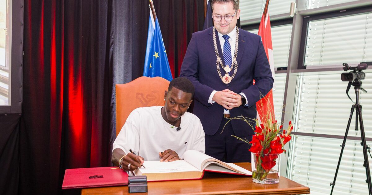 Dennis Schröder hat sich nun schon mehrmals ins Goldende Buch der Stadt Braunschweig eingetragen.