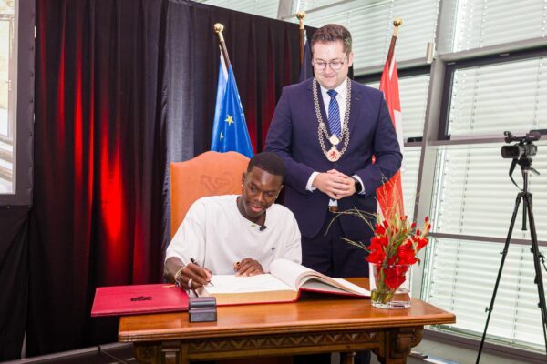 Dennis Schröder hat sich nun schon mehrmals ins Goldende Buch der Stadt Braunschweig eingetragen.