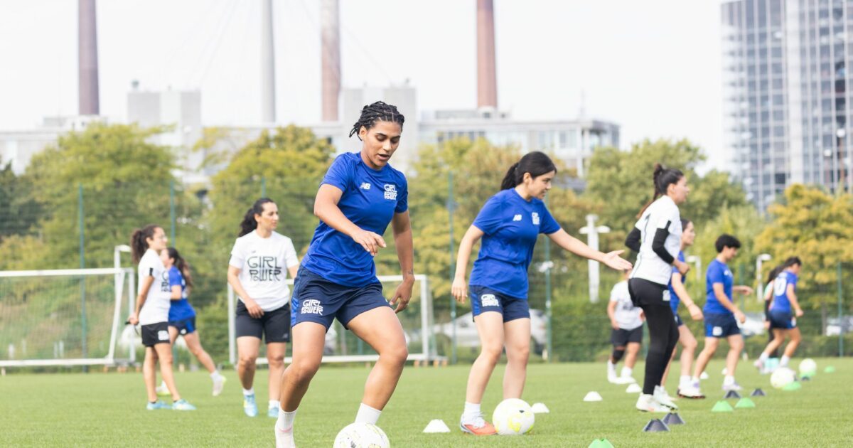 Mehr als nur Fußball: Afghanische Fußballerinnen im Summer Camp in Wolfsburg.