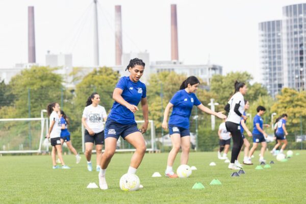 Mehr als nur Fußball: Afghanische Fußballerinnen im Summer Camp in Wolfsburg.