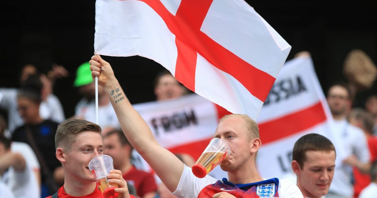 Darf auf den Rängen englischer Stadien bei Fußballspielen bald wieder Alkohol konsumiert werden? (Archivbild)