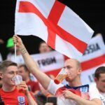 Darf auf den Rängen englischer Stadien bei Fußballspielen bald wieder Alkohol konsumiert werden? (Archivbild)