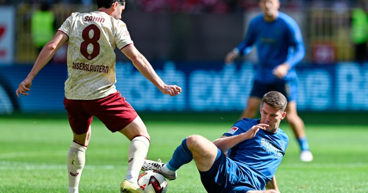 Kaiserslauterns Semih Şahin (l) und Braunschweigs Florian Flick kämpfen um den Ball.
