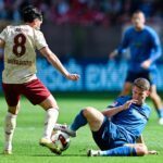 Kaiserslauterns Semih Şahin (l) und Braunschweigs Florian Flick kämpfen um den Ball.