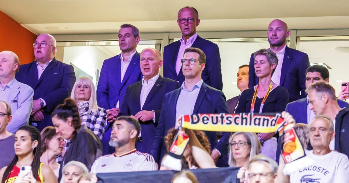Bundeskanzler Friedrich Merz schaute sich das Auftaktspiel der deutschen Basketballerinnen an.