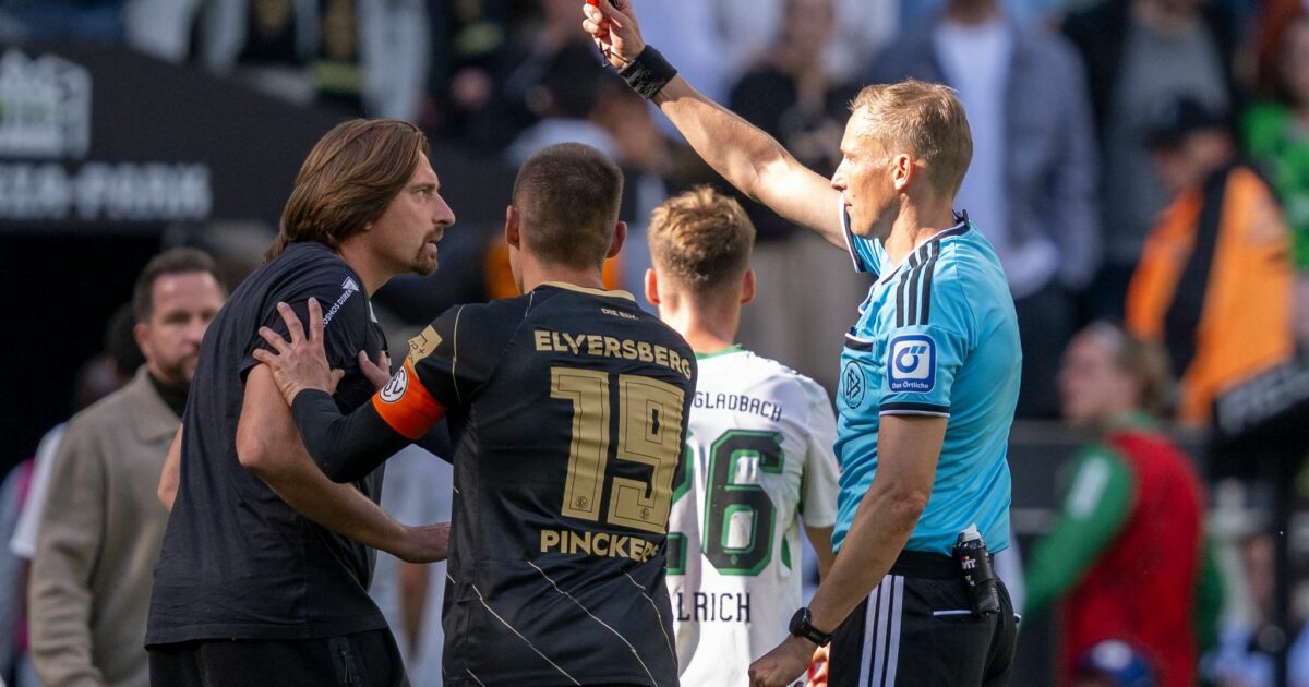 Martin Petersen zeigt Trainer Vincent Wagner die Gelb-Rote Karte.