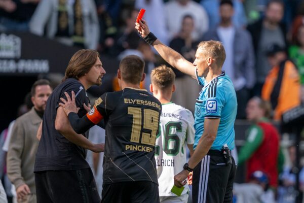 Martin Petersen zeigt Trainer Vincent Wagner die Gelb-Rote Karte.