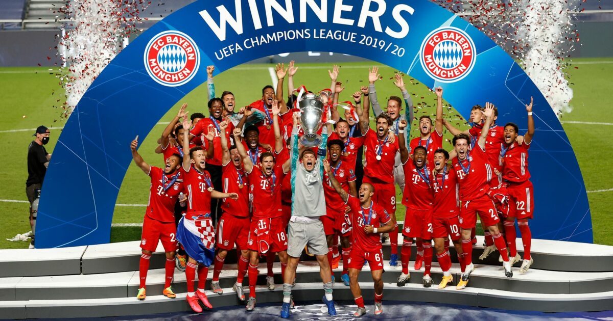 Der letzte Münchner Champions-League-Triumph fiel in die Corona-Zeit. Manuel Neuer reckt den Pokal in die Höhe. (Archivbild)