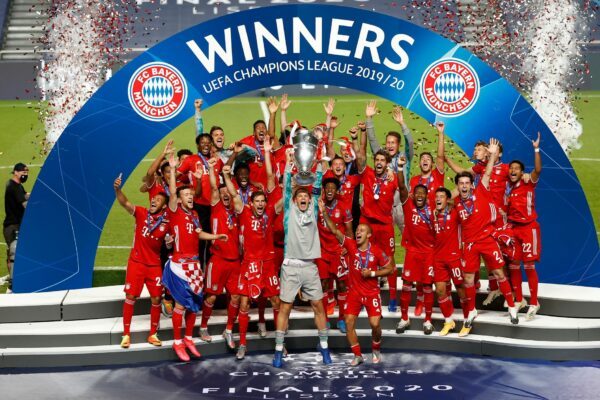 Der letzte Münchner Champions-League-Triumph fiel in die Corona-Zeit. Manuel Neuer reckt den Pokal in die Höhe. (Archivbild)