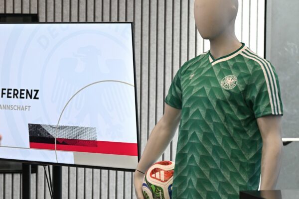 Die DFB-Elf wird in den Niederlanden in einem grünen Retro-Trikot spielen. (Archivbild)