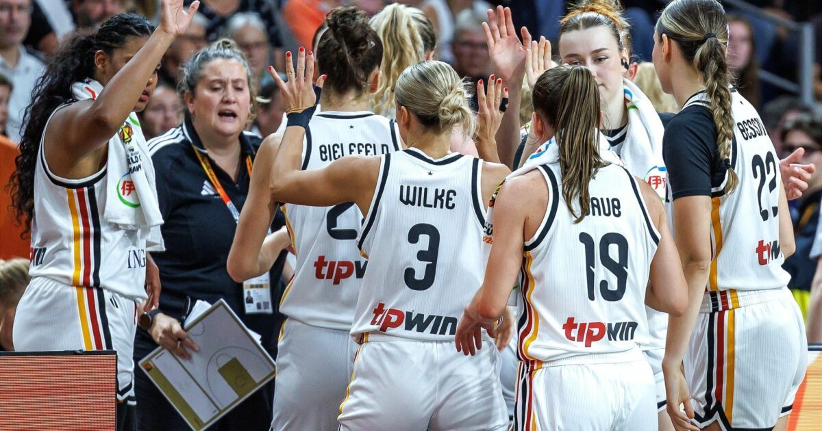 Jubel bei Deutschlands Basketballerinnen nach dem ersten Sieg.