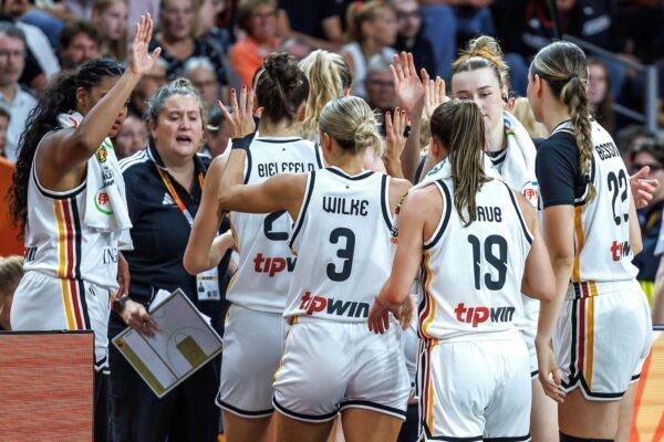 Jubel bei Deutschlands Basketballerinnen nach dem ersten Sieg.