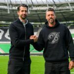 Sport-Geschäftsführer Jonas Boldt (l) und der neue Trainer Sandro Wagner bei Hannover 96.