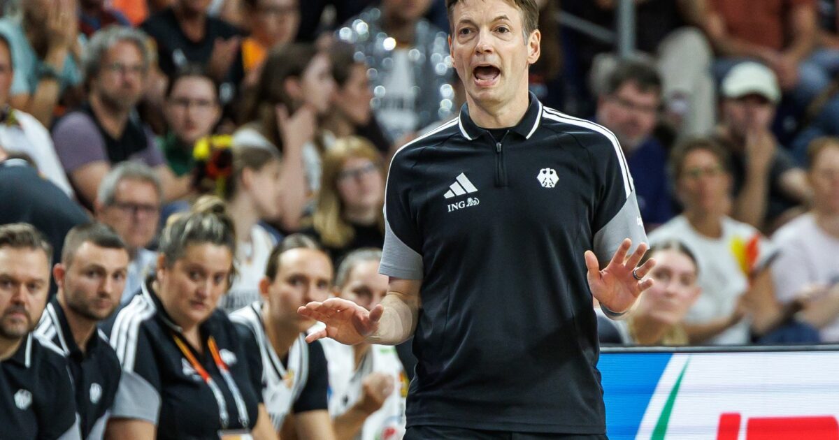 Bundestrainer Olaf Lange hat den Spielplan bei der Heim-WM kritisiert.