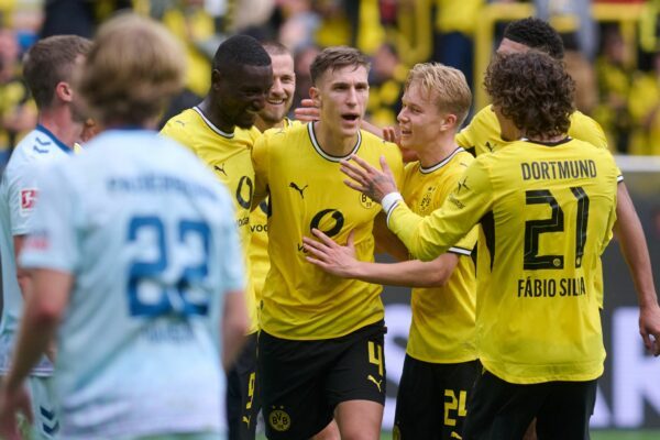 Nico Schlotterbeck jubelt wieder auf dem Platz mit seinen Teamkollegen.