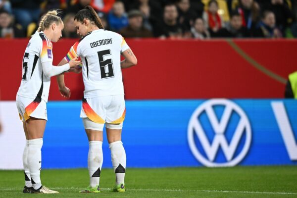 Giulia Gwinn (l) und Lena Oberdorf sind auch für die DFB-Elf unheimlich wichtig. (Archivbild)