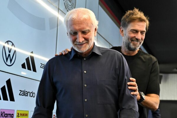 Rudi Völler (l) glaubt an einen Aufschwung unter dem neuen Bundestrainer Jürgen Klopp (r). (Archivbild)