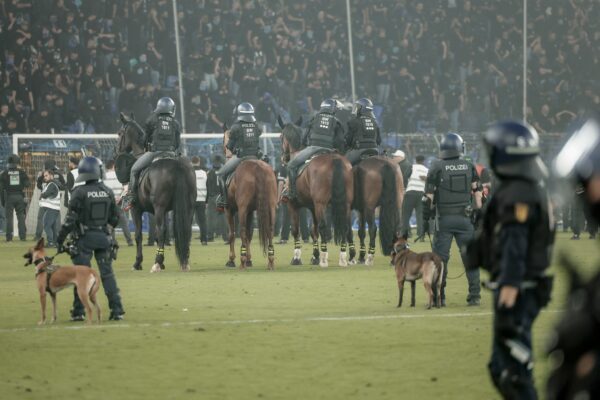 Beim DFB-Pokalspiel in Mannheim war ein großes Polizeiaufgebot im Einsatz. (Archivbild)