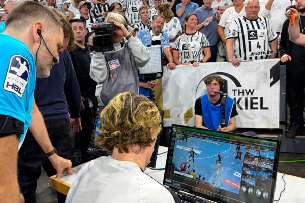 Die letzte Szene des Derbys wurde am Videoschirm überprüft.