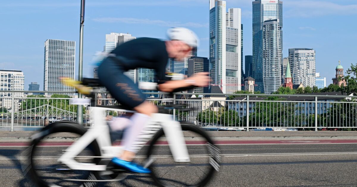 Die Triathlon-EM über die Langdistanz findet 2027 vor der Frankfurter Skyline statt. (Archivbild)